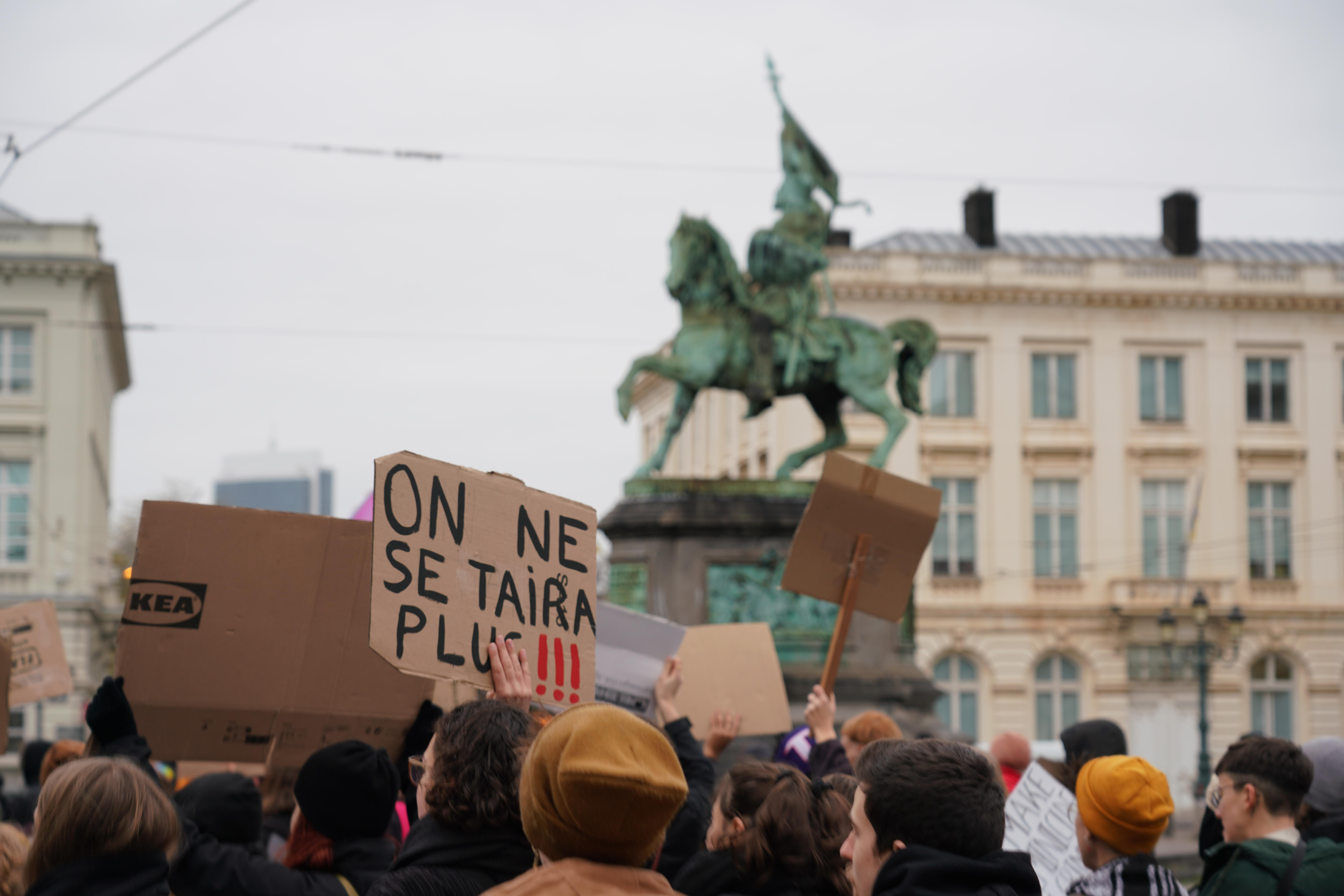 Manifestation devant la statue de Godefroy de Bouillon place Royale à Bruxelles