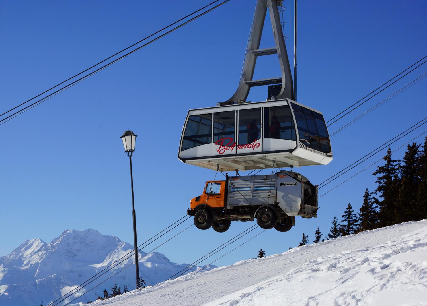 Een vrachtwagen hangt vast onderaan een kabelbaan.