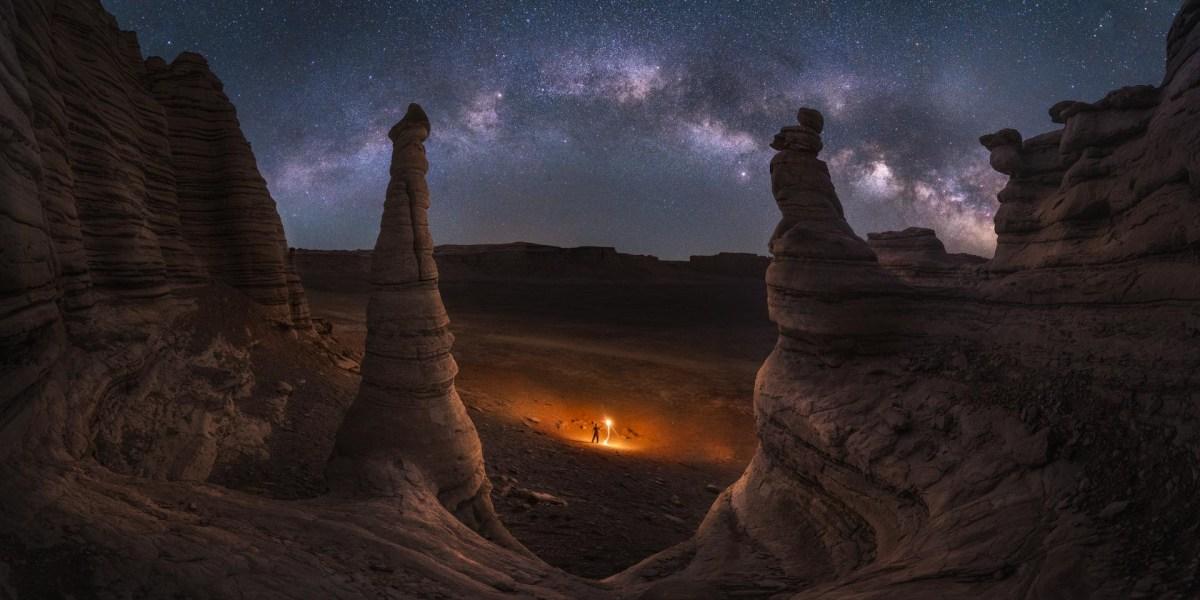 'Lightning the Milky Way' gemaakt in de Dahaidao woestijn in China door Jinyi He. 