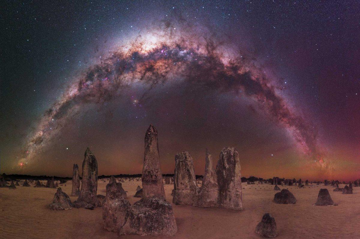 'The Milky Way arching over the Pinnacle Desert' gemaakt in Nambung National Park in Australië door Trevor Dobson.  