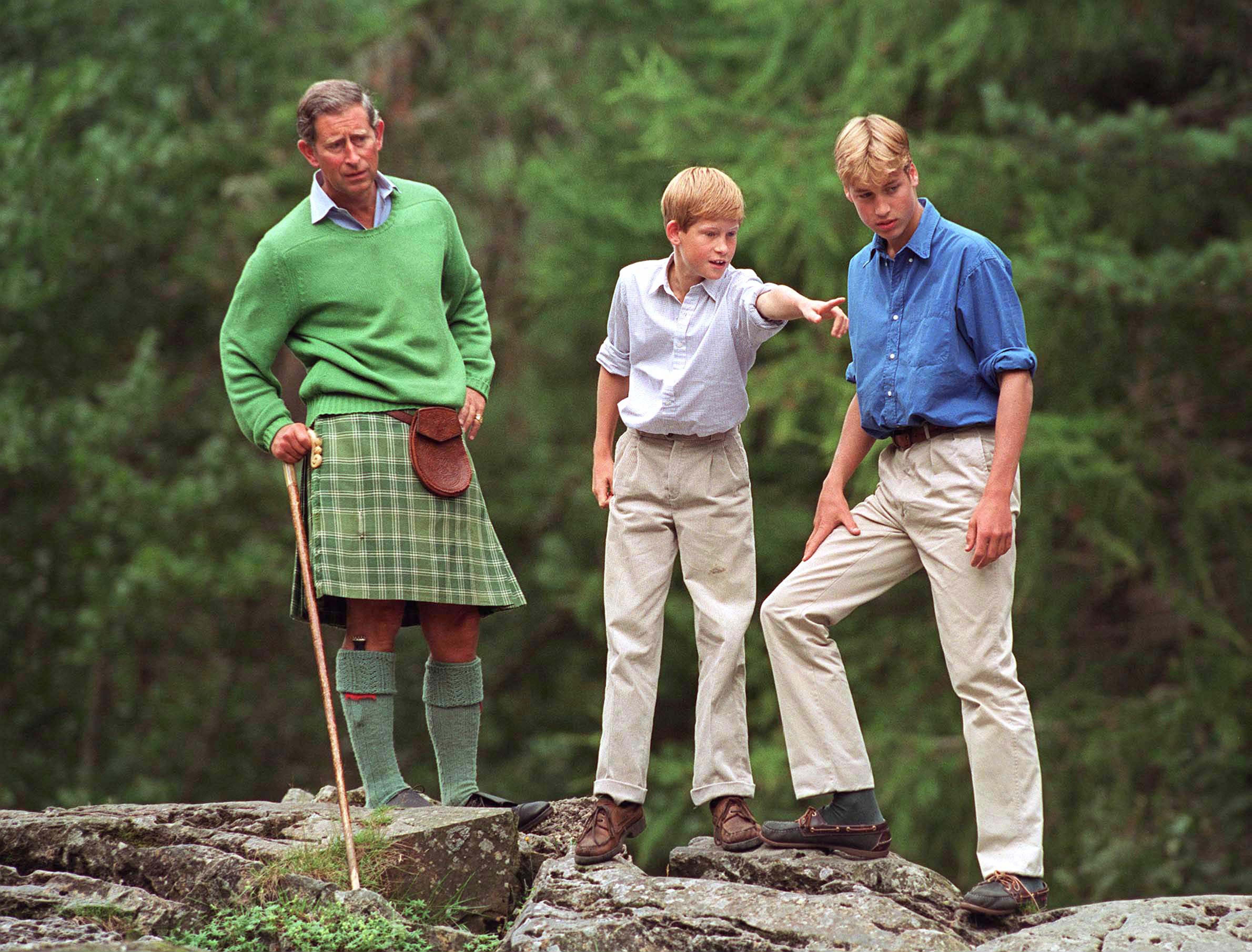 Charles et ses fils, Harry et William, à Balmoral, mi août 1997, soit quelques jours avant la mort de Diana,