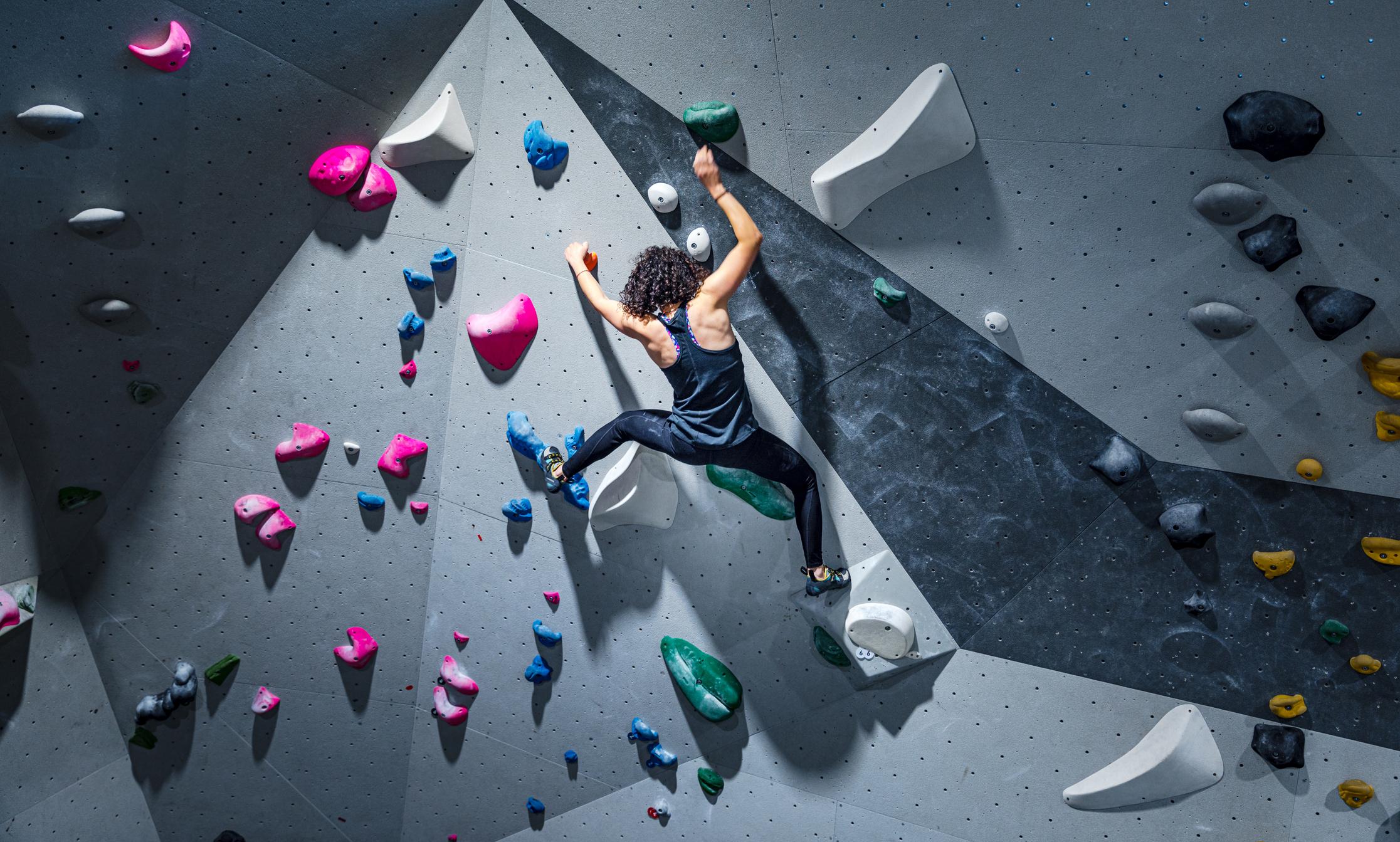 Boulderen in een klimzaal