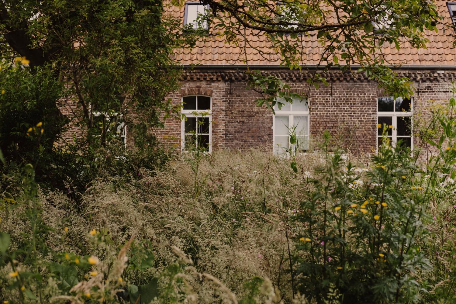 Hoeve met pluktuin in Drongen door  landschapsarchitect Niels Everaerd en architect Charles Leonet (Leonet Hoang)