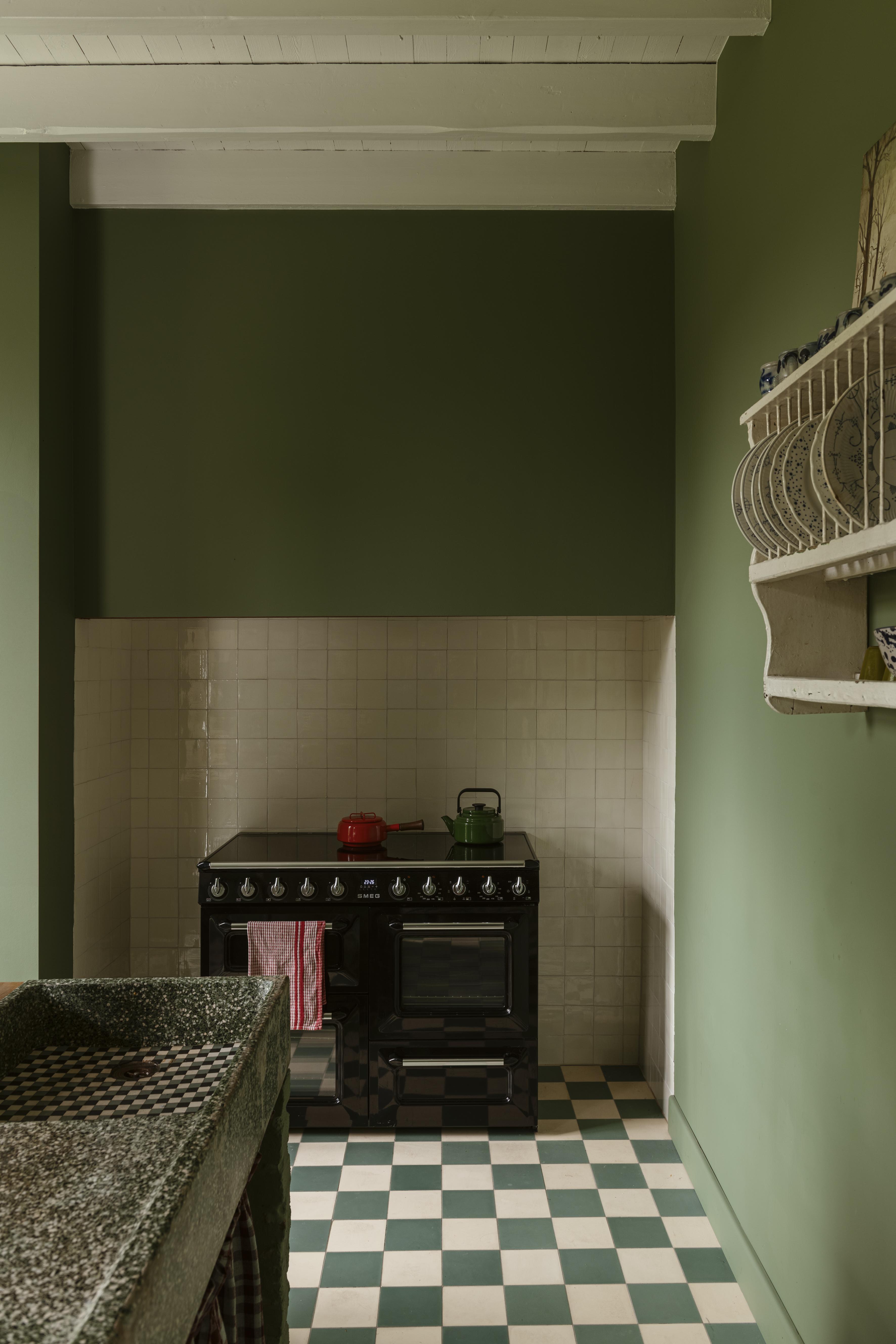 Het groen op de keukenmuren is een afgeleide van de diepgroene granito wasbak van Niels’ grootmoeder. Zij woonde in een gelijkaardige hoeve. © Senne Van der Ven & Eefje De Koninck