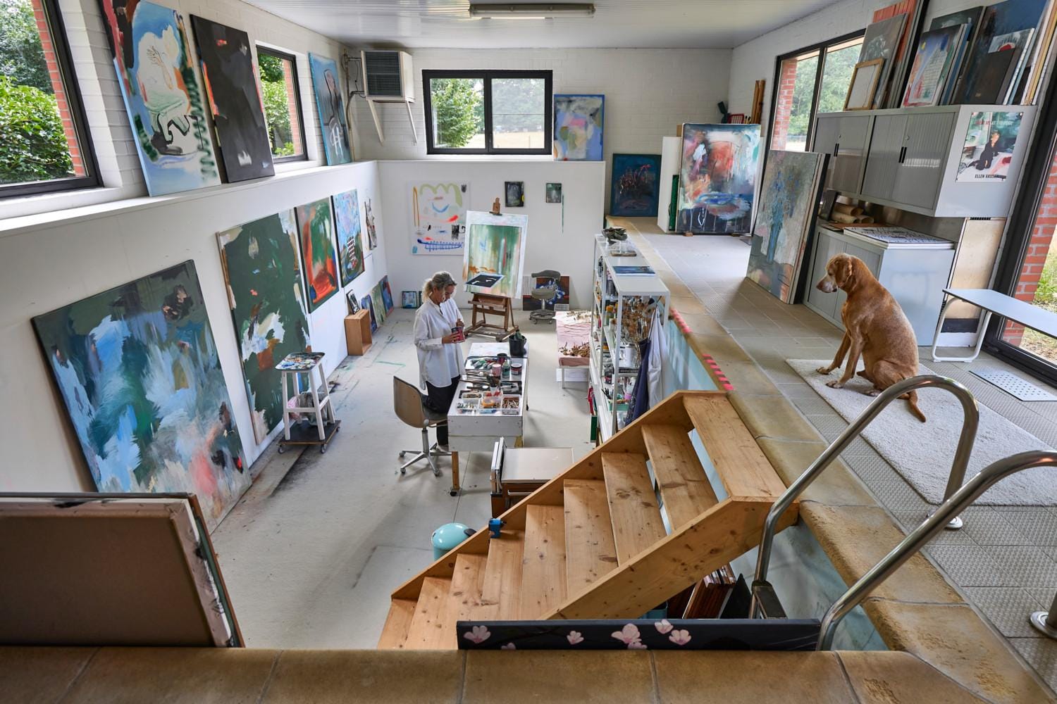 Het atelier van Ellen Vrijsen, oftewel ‘de put’. ‘Ik heb jarenlang in kleine kamers gewerkt en hier kon ik plots bewegen.’