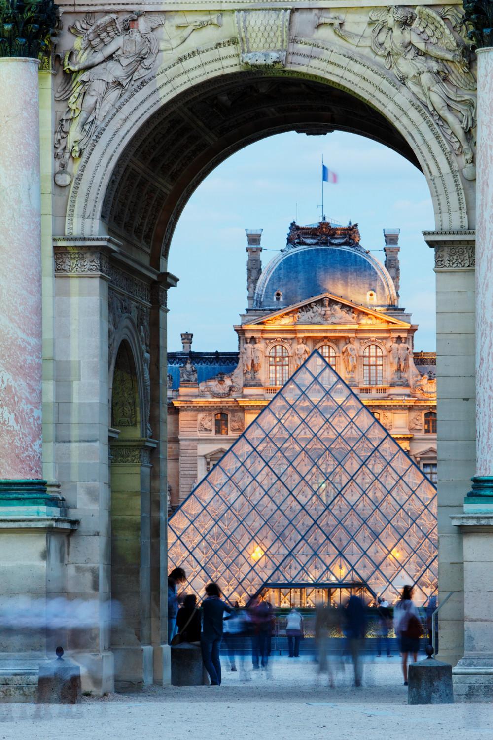 Een stockbeeld van de piramide van het Louvre.