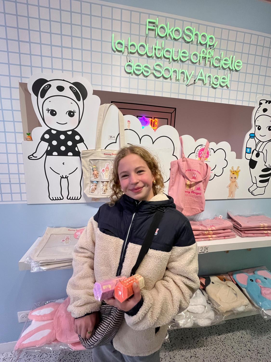 Een foto van de tienerdochter van Libelle-redactrice Annelies in de Fioko Shop in Parijs. 