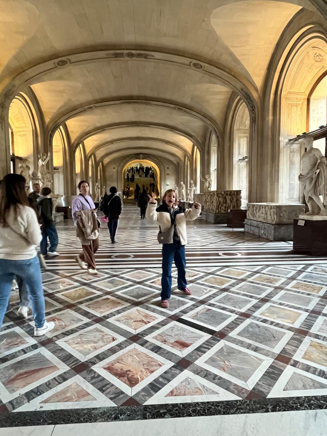 Een foto van de tienerdochter van Libelle-redactrice Annelies in het Louvre.