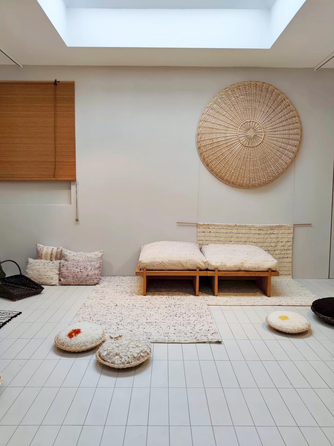 Pauline Dornat maakt kussens, tapijten en zitmeubels van Brusselse schapenwol