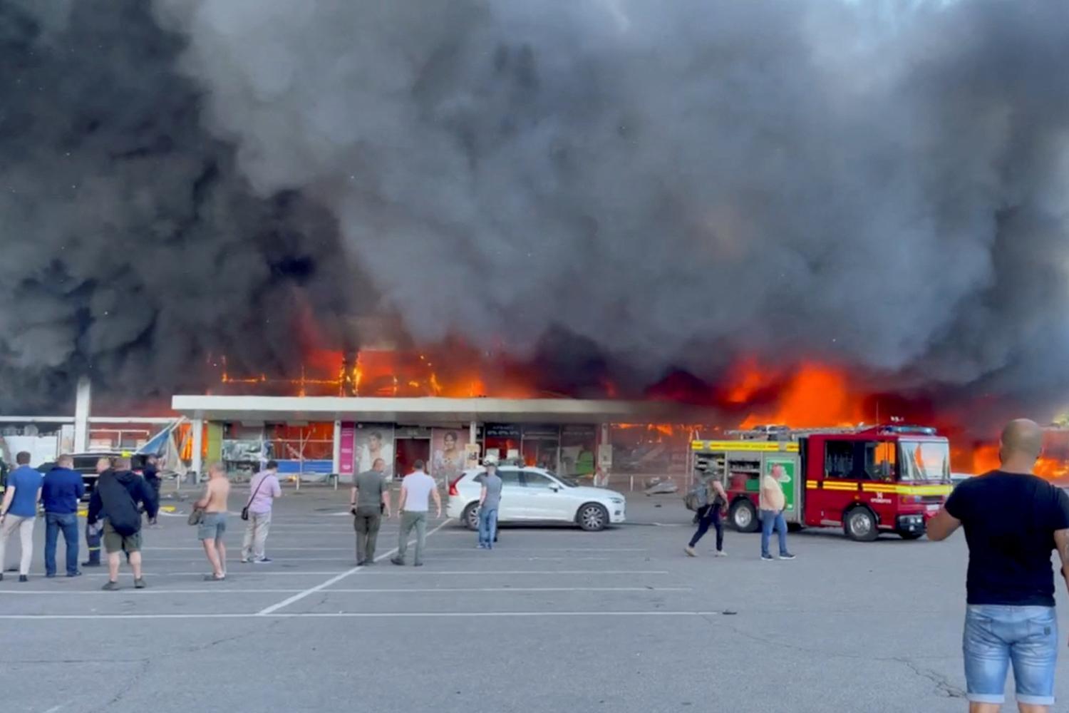 centre commercial de Kremenchuk en feu après lun bombardement russe, le 27 juin 2022
