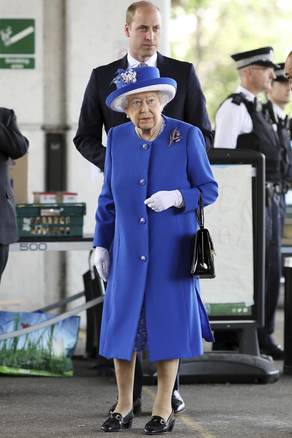 La reine Elizabeth II, suivi de son petit-fils William