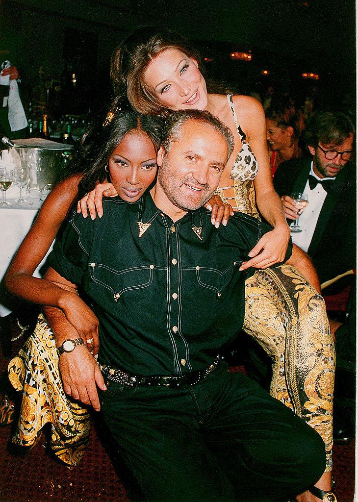 Gianni Versace, enlacé par les tops models Carla Bruni et Naomi Campbell, le 31 mai 1992