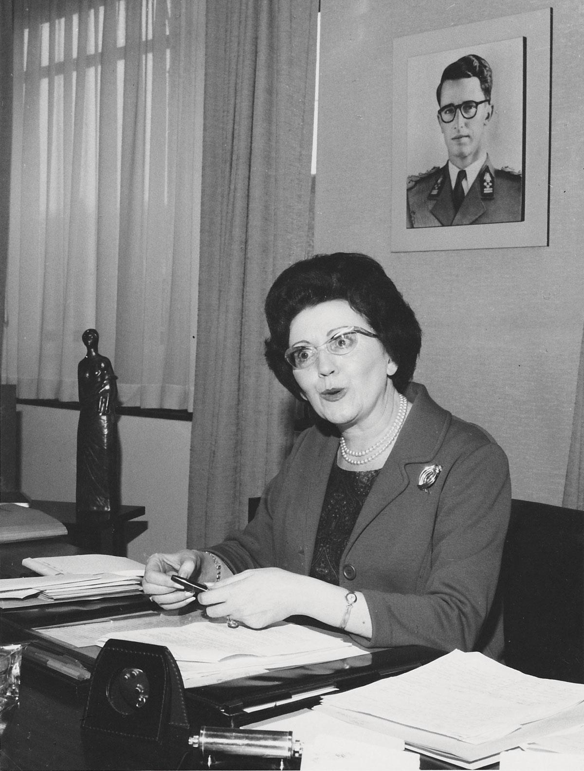 Foto van Marguerite De Riemaecker, de eerste vouwelijke minister in België