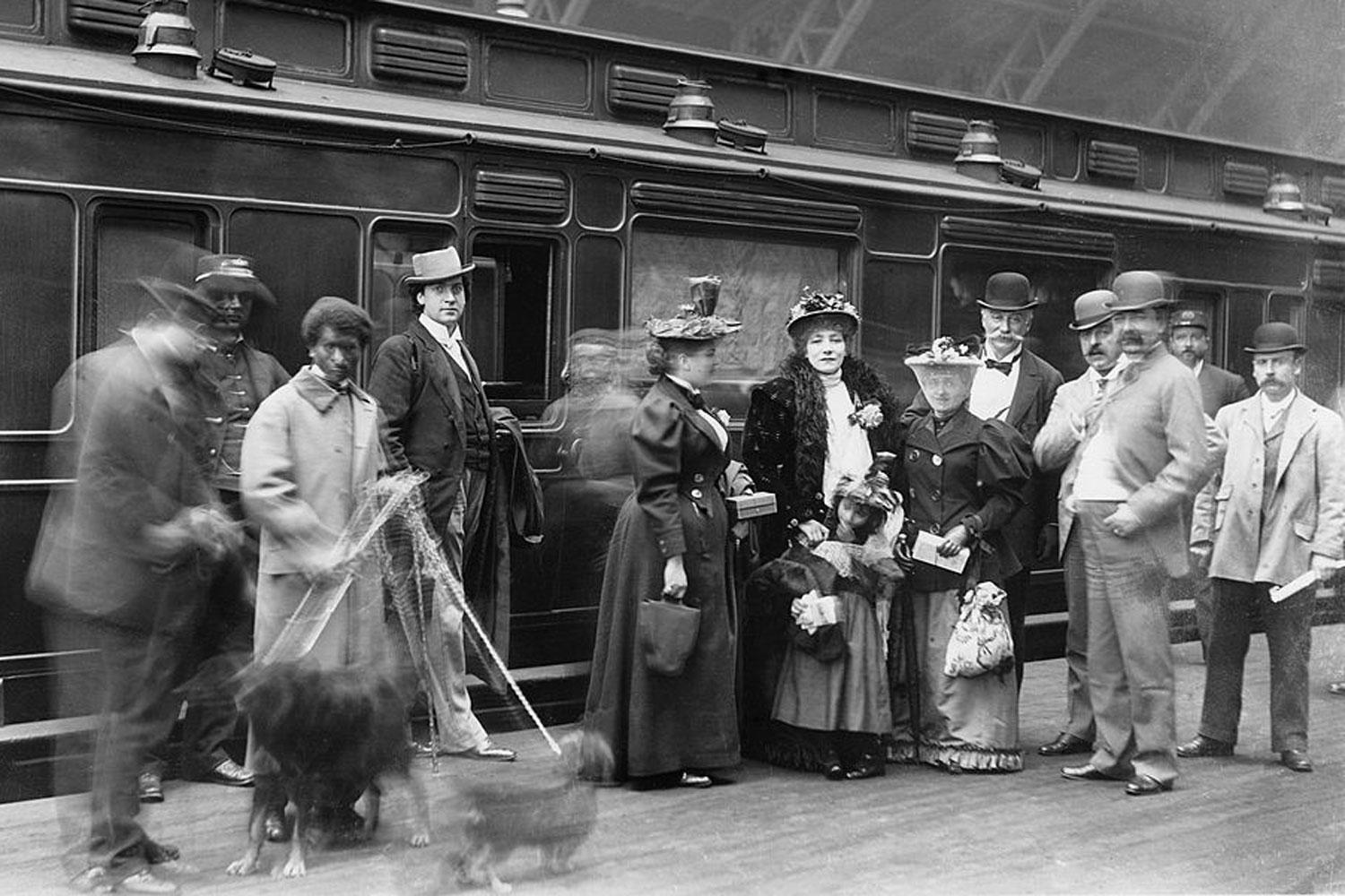 Arrivée de Sarah Bernhardt et son personnel, à la gare de Londres