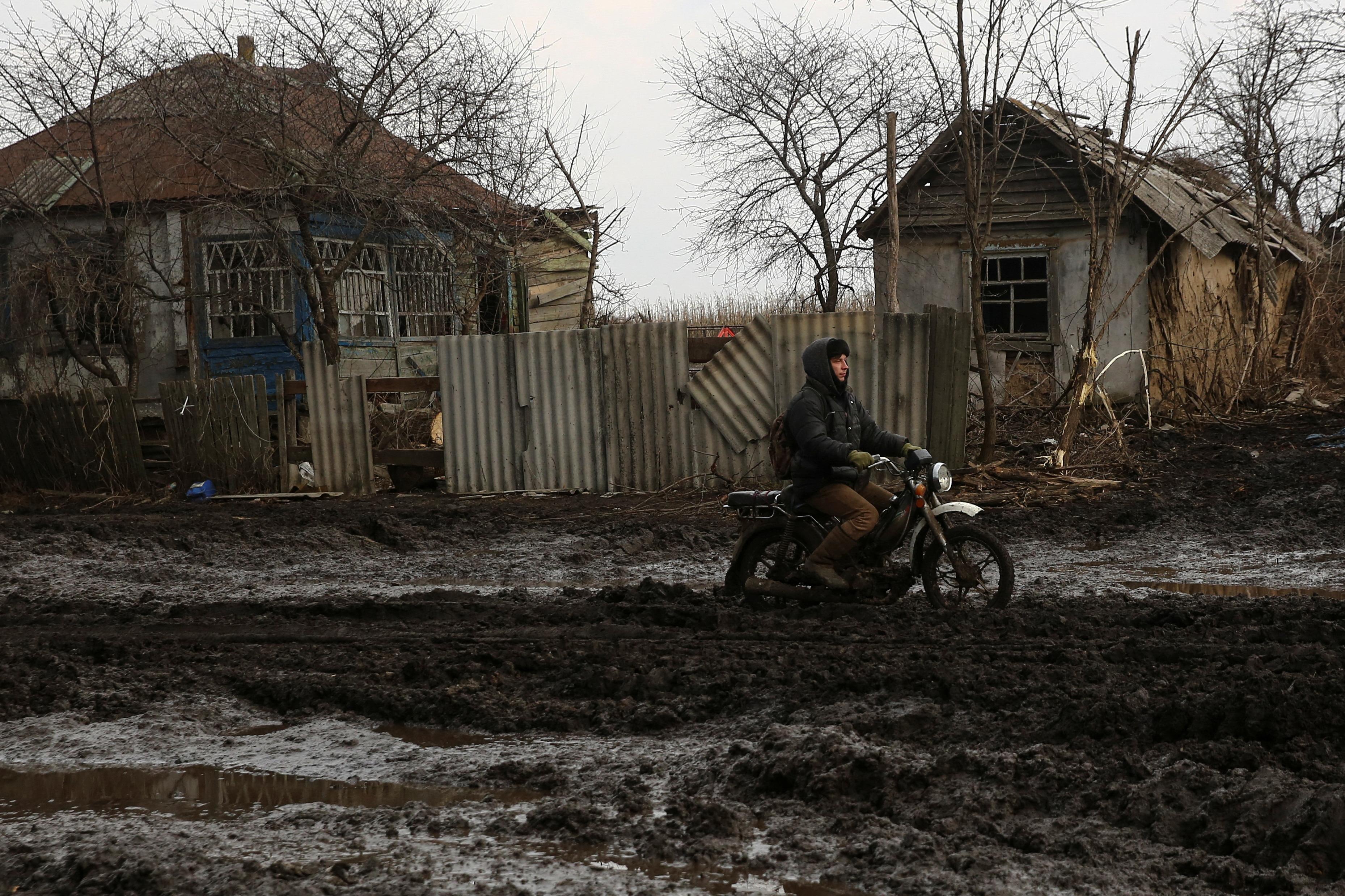Un habitant d'un village près de la ville de Kreminna, sur la ligne de front dans la région de Luhansk, en Ukraine, le 8 mars 2023.