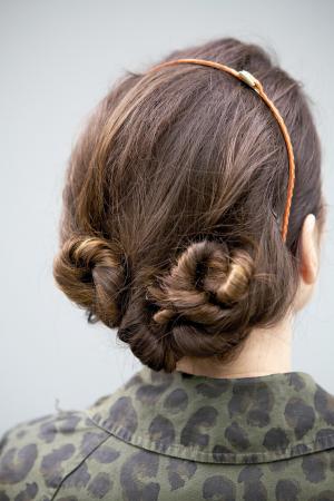 Coiffure avec de jolis macarons