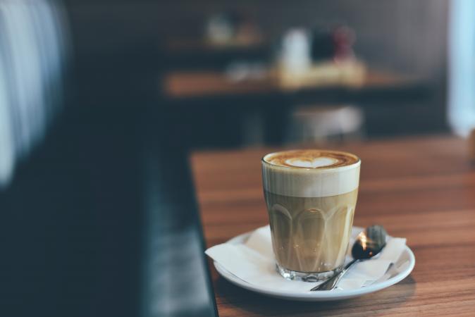 Latte = een glas van 300 tot 350 ml met 1 shot espresso en opgestoomde melk