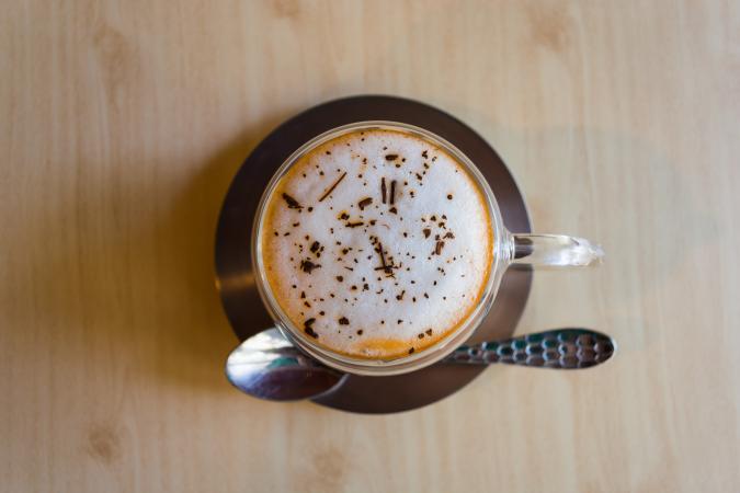 Mocha = 2 shots espresso, chocoladepoeder, gestoomde melk, slagroom en chocoladevlokken