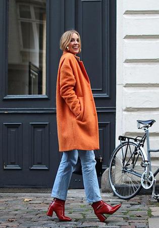 1. Gecombineerd met lichtblauwe denim