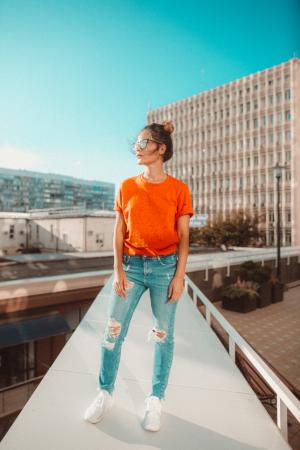 1. Gecombineerd met lichtblauwe denim