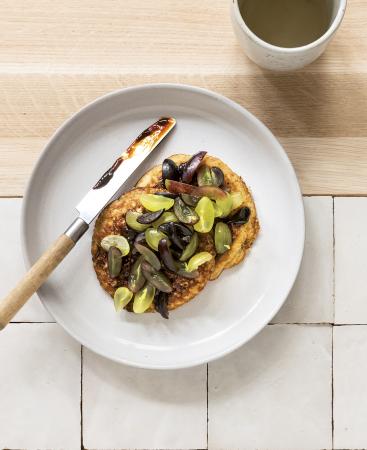 Havermoutpannenkoeken met stroop en druiven