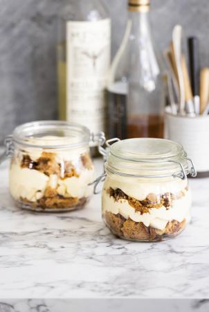 Trifle met peperkoek, rum, rozijnen en banketbakkersroom