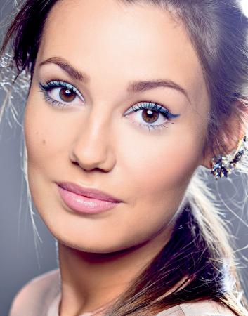 Alexandra uit Zonhoven waagde zich aan elektrisch blauwe eyeliner met oogschaduw