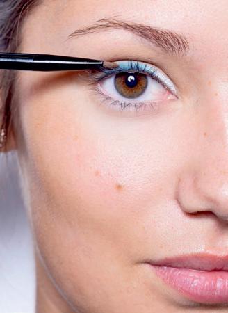 Alexandra uit Zonhoven waagde zich aan elektrisch blauwe eyeliner met oogschaduw