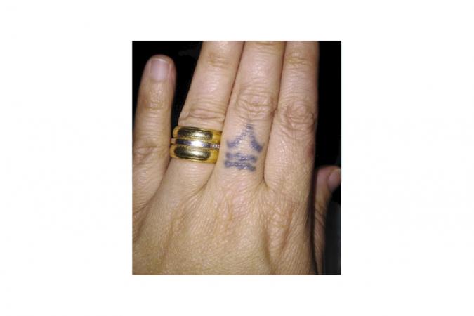 Debbie (34) heeft spijt van de tatoeage op haar vinger
