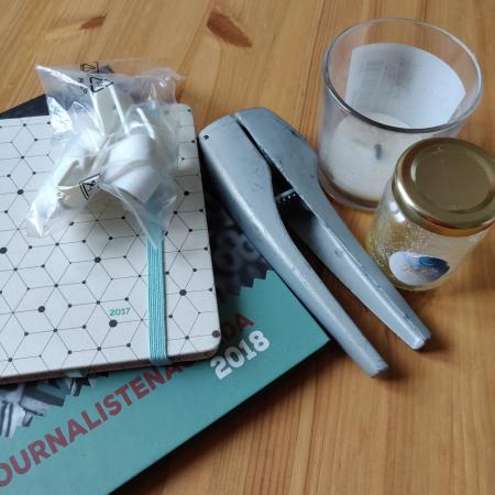 DAG 6: twee oude agenda’s, ongedefinieerde plastic spulletjes, een opgebrande geurkaars, een oude lookpers en een leeg potje honing