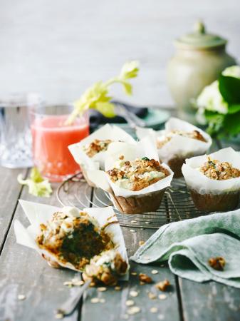 Havermoutmuffins met spinazie, noten en geitenkaas (12 stuks – 15 min. + 20 min. in de oven)