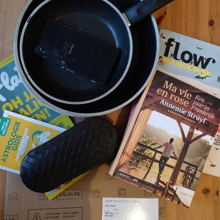 DAG 10: drie pannen, een kapotte smartphone, een kapotte brillendoos, twee boeken en drie papiertjes voor de papiermand