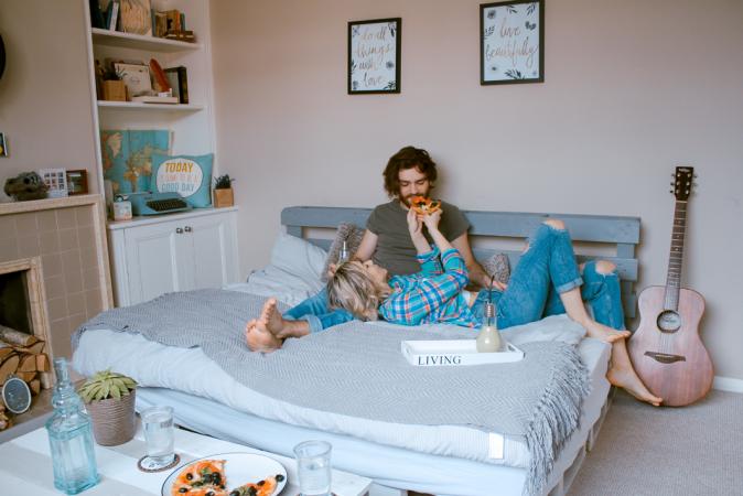 Eet pizza… in bed