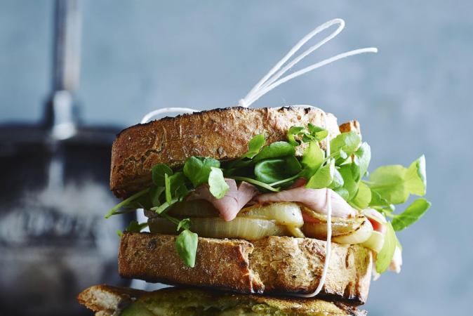 Croque met rosbief en gekaramelliseerde ui