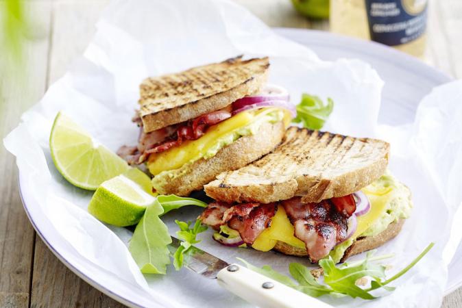 Zuurdesemcroque met guacamole