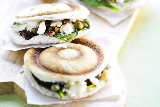 Croque met feta en rozijntjes