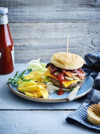 Klassieke hamcheeseburger met cheesepotato-wedges