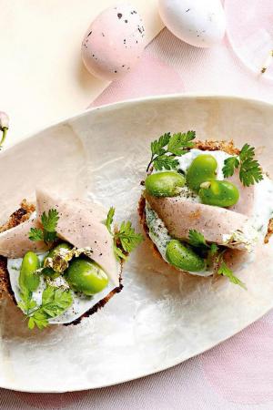 Bruschetta met gerookte paling en tuinboontjes