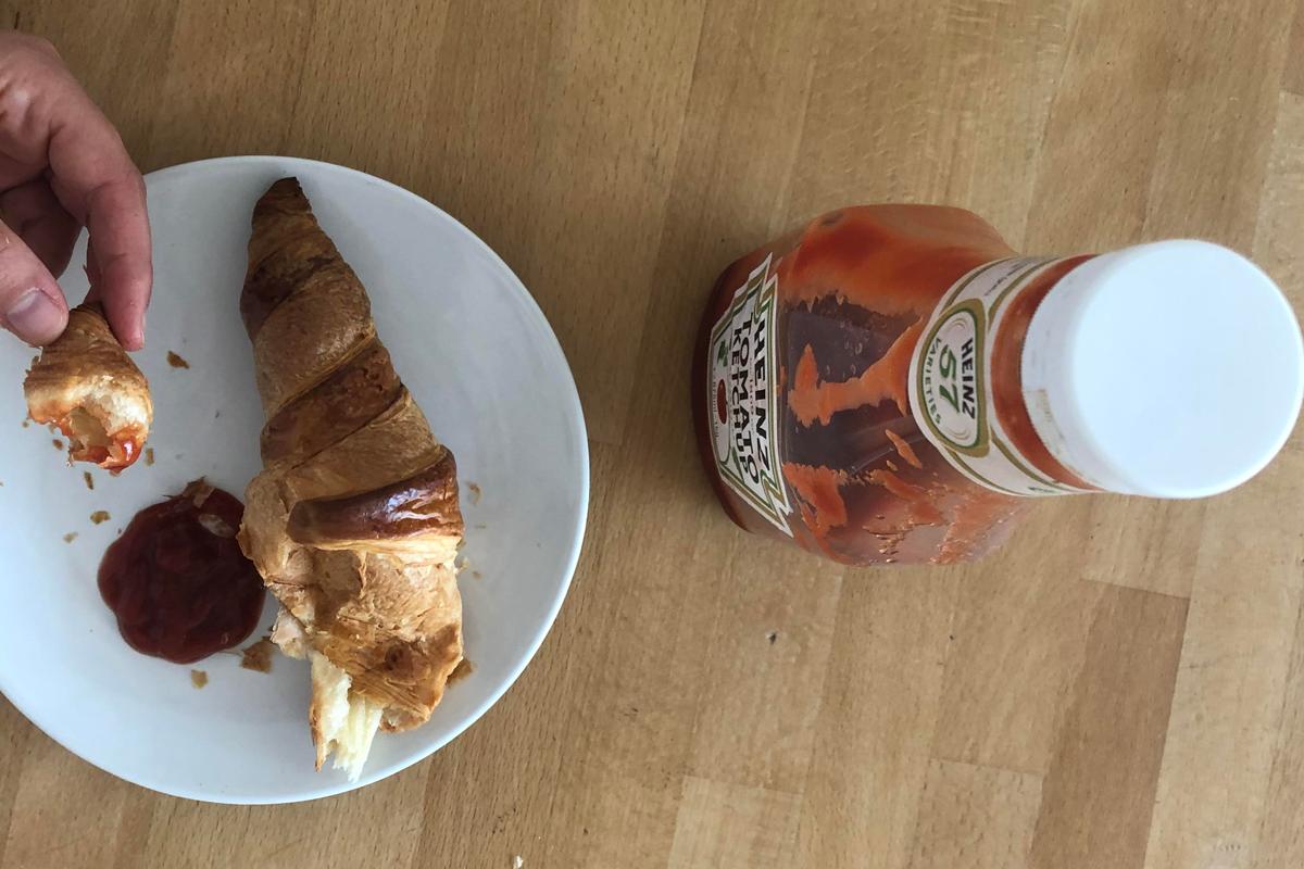 Croissant met ketchup