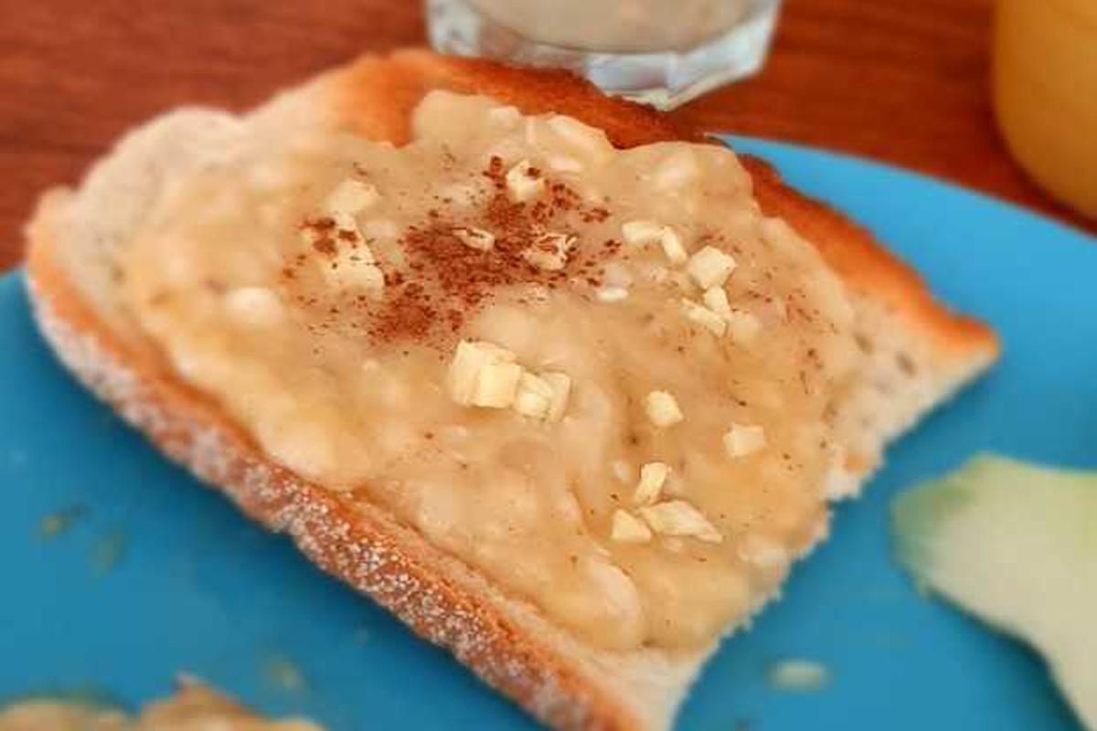 Toast met banaan, kaneel en gember