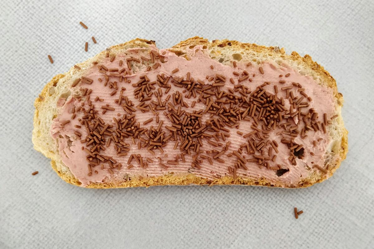 Boterham met paté en hagelslag