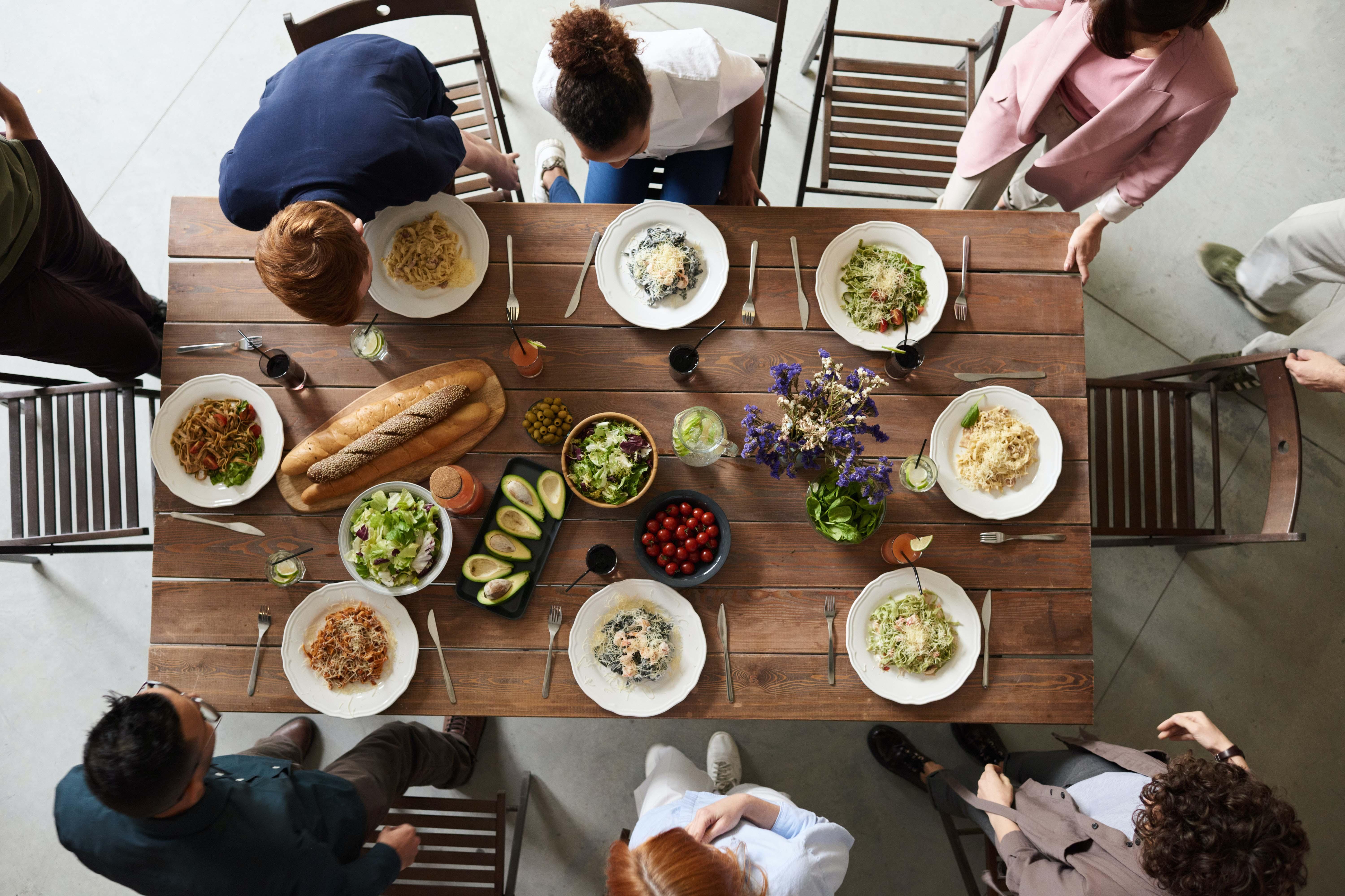 Thuis eten met gasten tijdens de coronacrisis? Deze tips helpen op