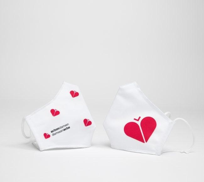 Masque blanc à motifs rouges