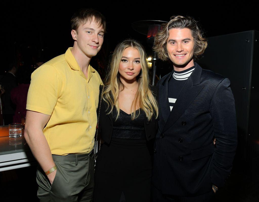 Chase Stokes (John B) et Madelyn Cline (Sarah) de la série 'Outer Banks'