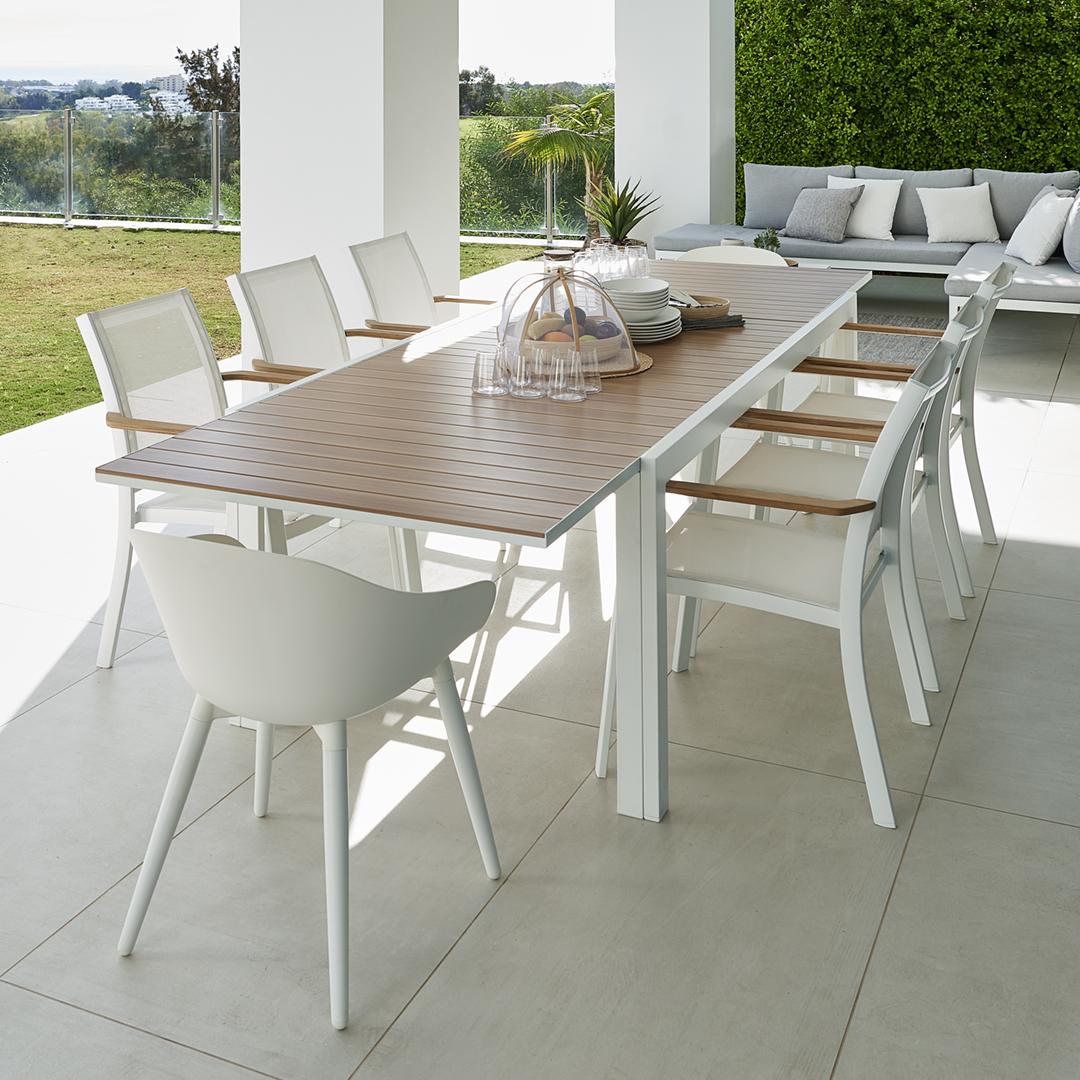 Heb je onverwachts vrienden op bezoek, dan maakt de uittrekbare tuintafel zonder tegensputteren plaats.