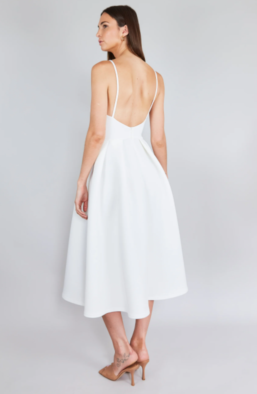Minimalistische cocktailjurk met fijne bandjes