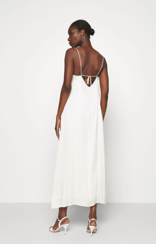 Minimalistische midi-jurk met fijne bandjes en kanten details