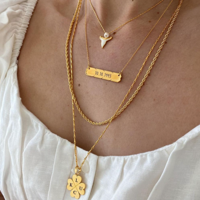 Collier doré avec plaque gravée avec date de naissance