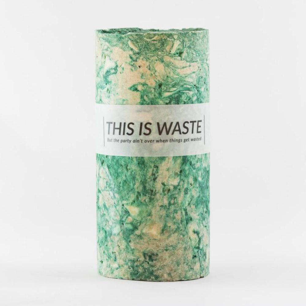 Vaas van gerecycleerde wijnflessen en papierafval