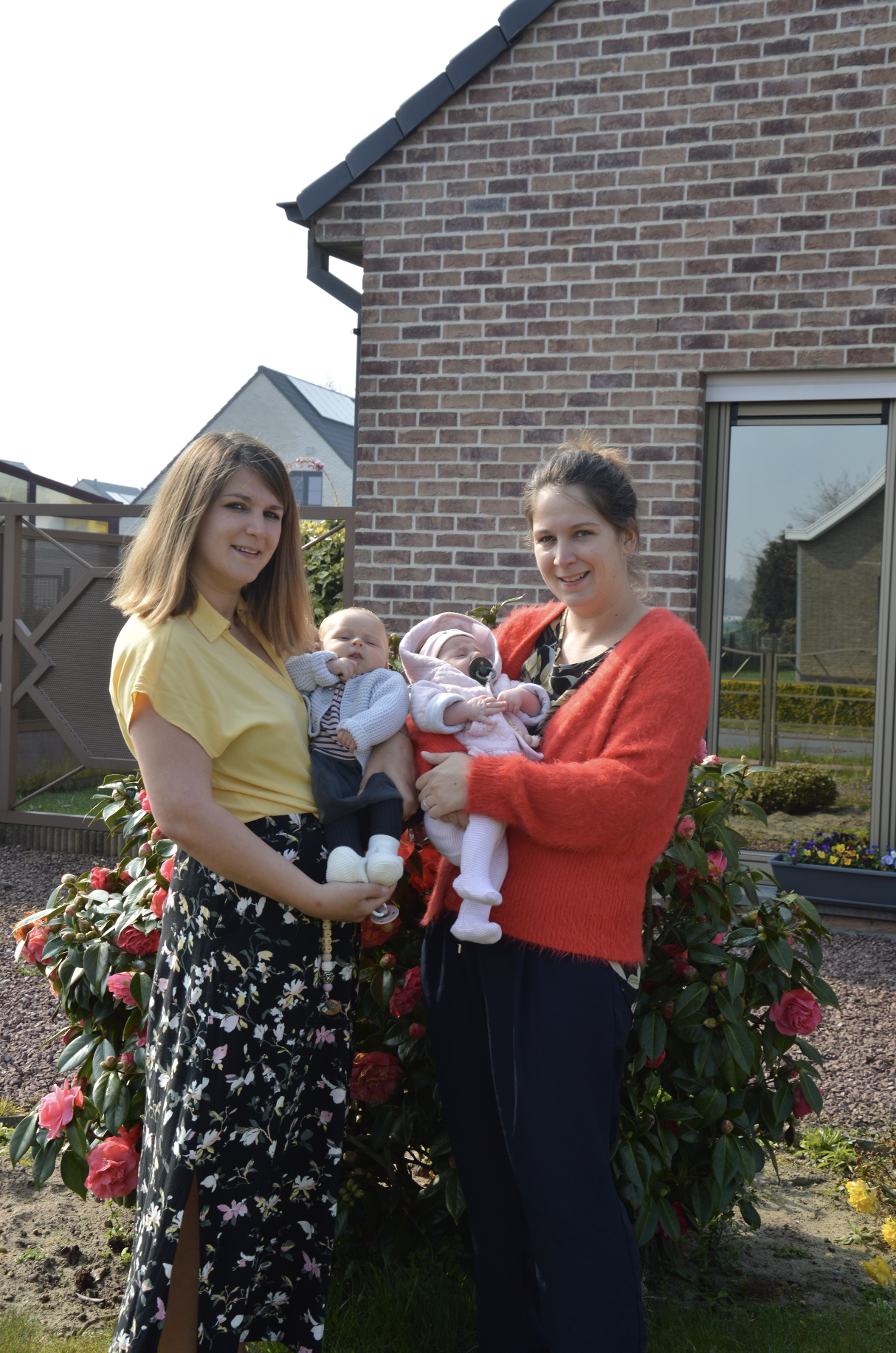 Les soeurs jumelles et leurs bébés